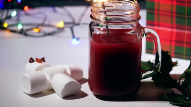 Fira Jul Med Frukt Punch Dryck Och Gnistrande Fyrverkeri Medium — Stockvideo