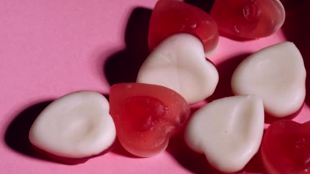 Liebe Herz Gelee Bonbons Auf Rosa Hintergrund Nahaufnahme Makro Schieberegler — Stockvideo