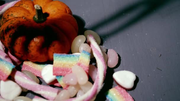 Ghostly Cień Strony Chwytając Cukierki Słodycze Dla Sztuczki Lub Traktować — Wideo stockowe
