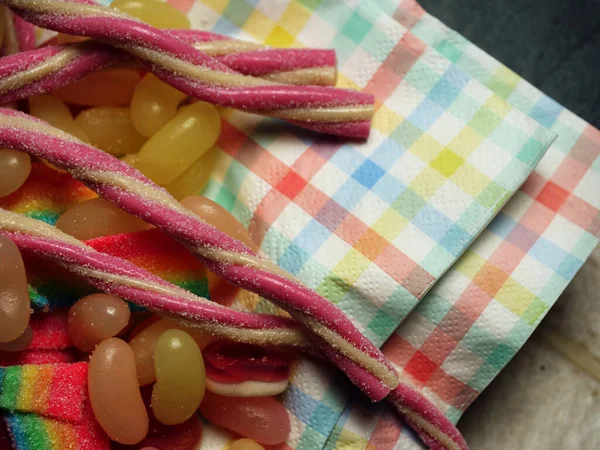 Pembe Arkaplandaki Renkli Şekerleme Seçimi Seçici Odak Noktası — Stok fotoğraf
