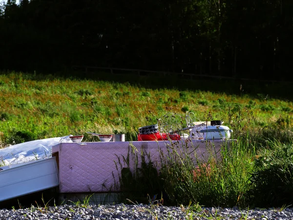 田舎の広い範囲に不法投棄家庭ごみの選択的フォーカスショット — ストック写真