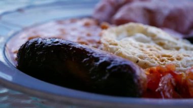 Yumurta ve pastırmalı geleneksel İngiliz kahvaltısı. Makro zoom yakın çekim seçici odak noktası.