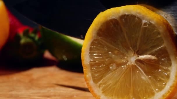 Slicing Φρέσκα Φρούτα Λεμονιού Μαχαίρι Close Αργή Κίνηση Επιλεκτική Εστίαση — Αρχείο Βίντεο