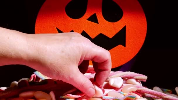 Dulces Caramelo Para Truco Tratar Halloween Con Calabaza Cerca Zoom — Vídeos de Stock