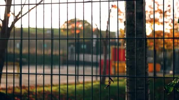 Fém Kerítés Körülveszi Iskola Park Játszótér Dolly Lassított Felvétel Szelektív — Stock videók