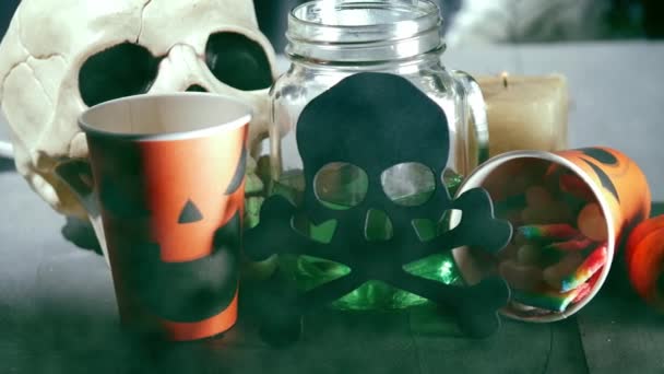 ハロウィンのポーションドリンクやお菓子のためのトリックや煙効果で治療中ズームショット選択的フォーカス — ストック動画