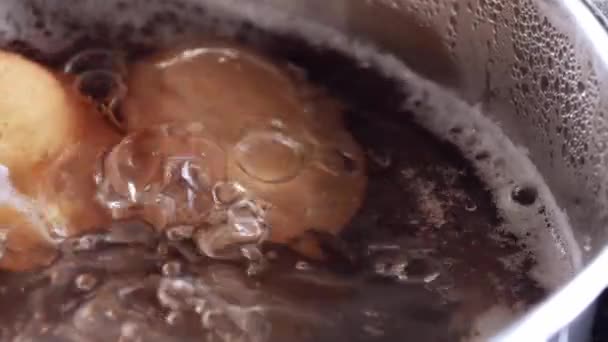 Uova Bollenti Una Casseruola Colazione Primo Piano Macro Shot Slow — Video Stock