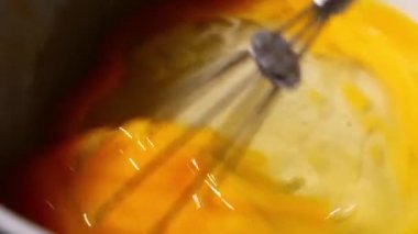 Yemek tarifi için yumurtaları çırpmak makro yavaş çekim zoom seçici odaklanma ile