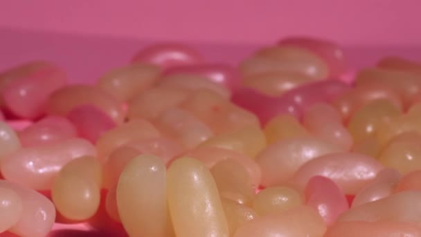 Żelki Fasola Assorted Mieszanina Różowym Tle Zbliżenie Dolly Zoom Strzał — Wideo stockowe