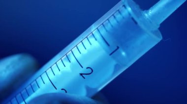 Şırıngada sıvı çözeltisi. Makro yakın çekim. Yavaş çekim 4k seçici odaklanma.