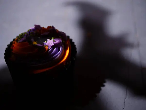 Cupcake Halloween Con Ombra Pipistrello Spettrale Medio Colpo Fuoco Selettivo — Foto Stock