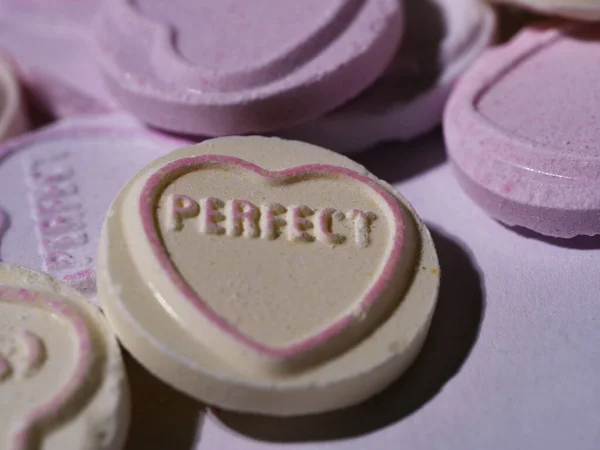 Mensaje Perfecto Sobre Amor Corazón Caramelo Sobre Fondo Rosa Cerca —  Fotos de Stock
