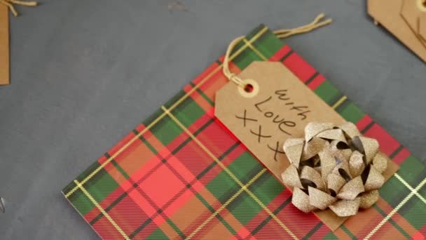 圣诞背景 带有礼品袋和灰色背景标签 中等背景 4K娃娃投篮选择焦点 — 图库视频影像