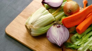 Şef taze sebzeler hazırlıyor. Dolly 'nin doğrama tahtasında hazırlandı. 4K seçmeli çekim.