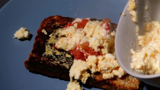Servirea Ouă Roșii Amestecate Cald Pâine Prăjită Pentru Micul Dejun — Videoclip de stoc