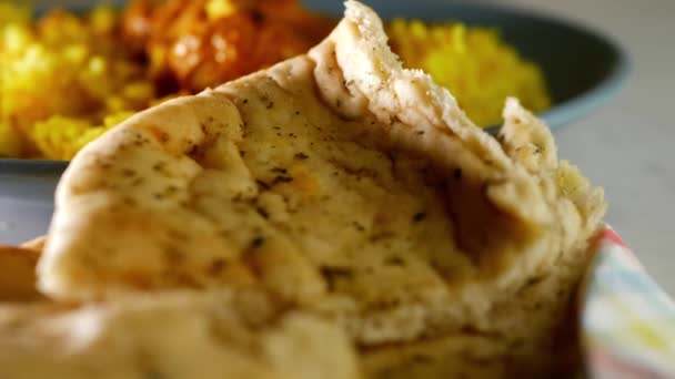 Pollo Korma Curry Con Arroz Pilau Pan Naan Cerca Zoom — Vídeos de Stock