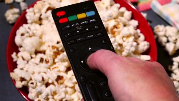 Ruka Dálkovým Televizorem Miskou Popcorn Pozadí Zoom Zpomalení Film Zblízka — Stock video