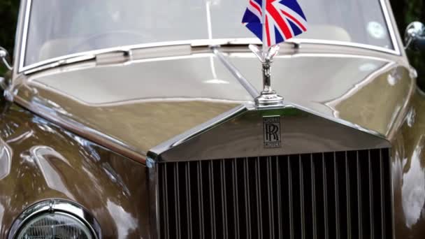 Rolls Royce Klasszikus Luxus Autó Union Jack Zászló Lövés Közepes — Stock videók