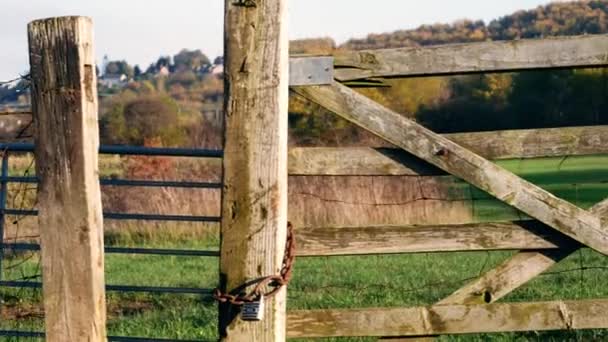 Rustikální Vratký Dřevěný Plot Zemědělci Pole Pozadí Široký Dolly Shot — Stock video