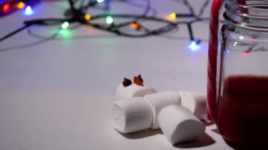Noel 'i meyve kokteyli içeceği ve lokum ile kutluyoruz. Dolly 4K' yı yakın çekim, seçici odak noktası.
