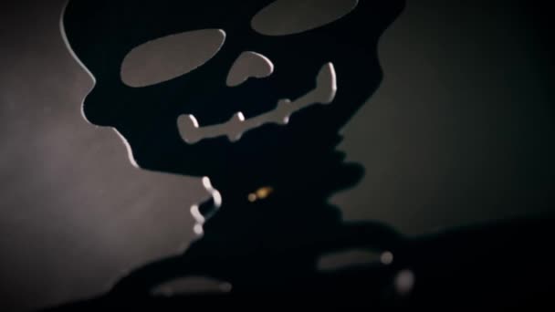 黑暗骷髅鬼脸在烟雾背景下变焦镜头选择性聚焦 — 图库视频影像