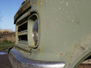 Ön farların klasik araba yan görünümü orta ekran seçici odak noktası 