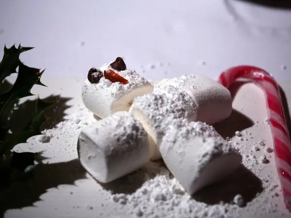 Marshmallow Bonbons Schneemann Mit Weihnachtsbonbons Stock Mittel Schuss Selektiven Fokus — Stockfoto