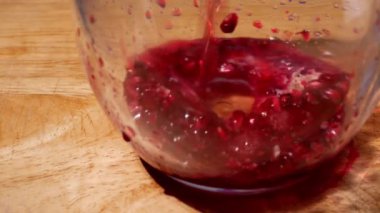 Nar suyu kokteyli ve meyve kokteyli. Yakın çekim seçici odaklanma.