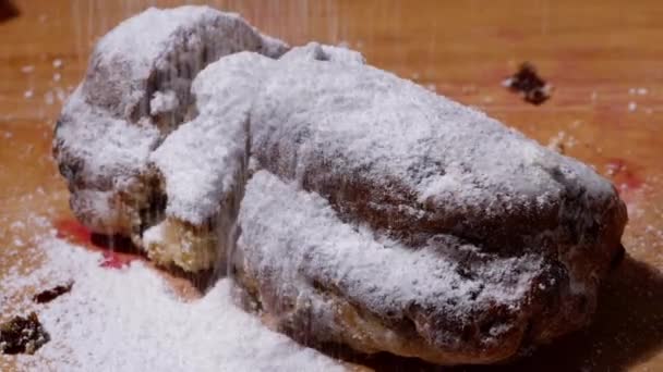 砂糖中間ズームショット選択的フォーカスとストーレンクリスマスケーキを飾る — ストック動画