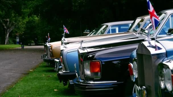 劳斯莱斯系列经典豪华轿车与欧盟杰克旗拍摄选择性焦点西约克郡2022年10月4日 — 图库视频影像