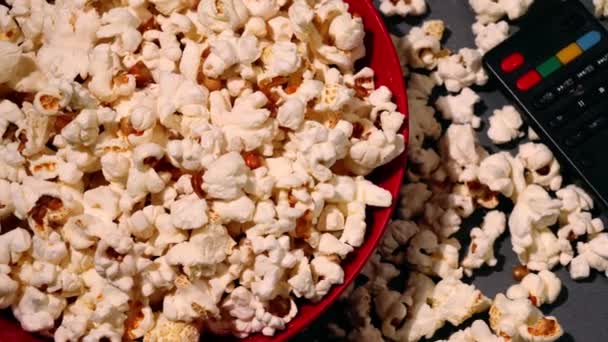 Mísa Popcornu Dálkovým Ovládáním Televize Dolly Medium Zoom Shot Selektivní — Stock video