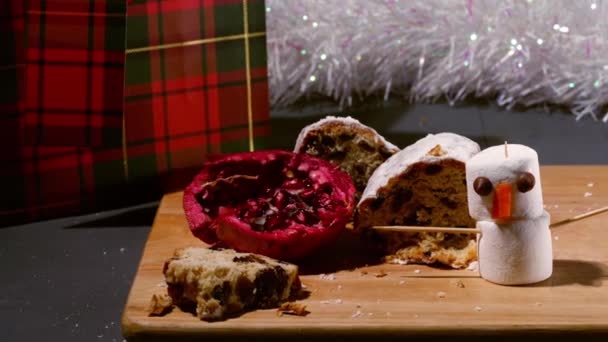 Χριστουγεννιάτικο Κέικ Πρησμένο Marshmallow Χιονάνθρωπος Και Ροδιού Φρούτα Close Dolly — Αρχείο Βίντεο