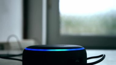 Evde kullanılan akıllı ses aygıtı 4k ortam seçici odak noktasını aydınlatıyor