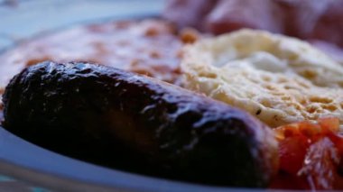 Yumurta ve pastırmalı geleneksel İngiliz kahvaltısı. Makro zoom yakın çekim seçici odak noktası.