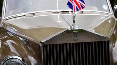 İngiliz bayrağı taşıyan Rolls Royce klasik lüks arabası orta yakınlaştırmalı, seçici odaklı Dewsbury West Yorkshire 4 Ekim 2022