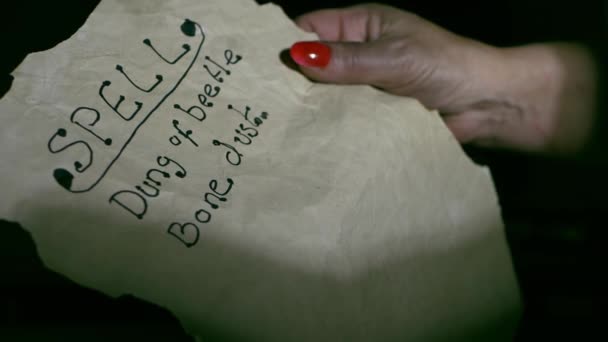 女巫在羊皮纸上读到一个神奇的法术 慢镜头慢镜头选择性聚焦 — 图库视频影像