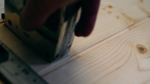 Tischler Vermessen Holz Mit Einem Maßband Nahaufnahme Schuss Zeitlupe Selektiver — Stockvideo