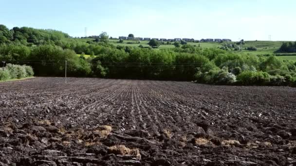 Terras Agrícolas Yorkshire Com Sulcos Arados Solo Médio Inclinação Tiro — Vídeo de Stock