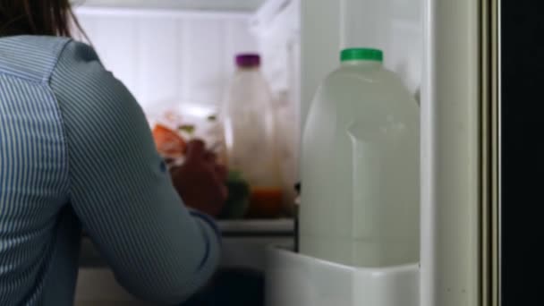 Hand Greift Nach Lebensmitteln Kühlschrank Mittlere Zoomaufnahme Selektiver Fokus — Stockvideo