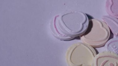 Pastel arka planda aşk kalp şekeri üzerine mesajlar. Makro doli yakınlaştırma, seçici odak noktası. 