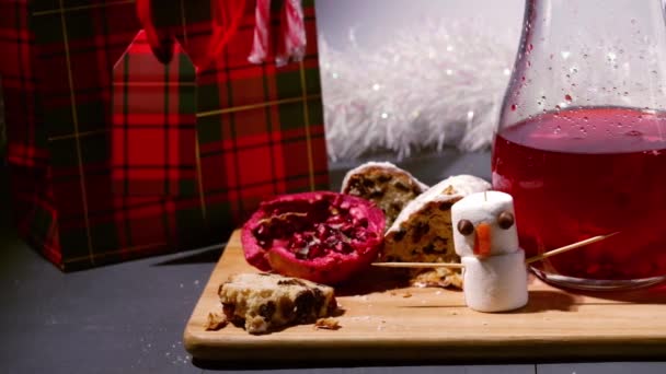 圣诞蛋糕草莓棉花糖雪人和石榴果宽娃娃4K镜头选择焦点 — 图库视频影像