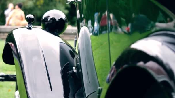 Винтажный Классический Вид Автомобиля Сбоку Парковке Средним Наклоном Выборочный Фокус — стоковое видео