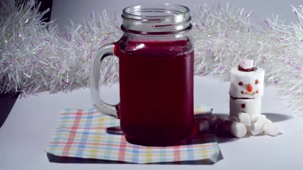 Fira Jul Med Frukt Punch Dryck Och Marshmallow Snögubbe Närbild — Stockvideo