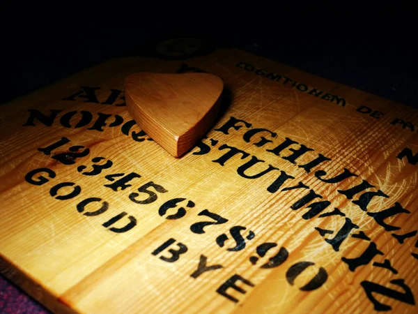 Ouija tahtası paranormal araştırması ve hayalet avcılığı seçici odak noktası