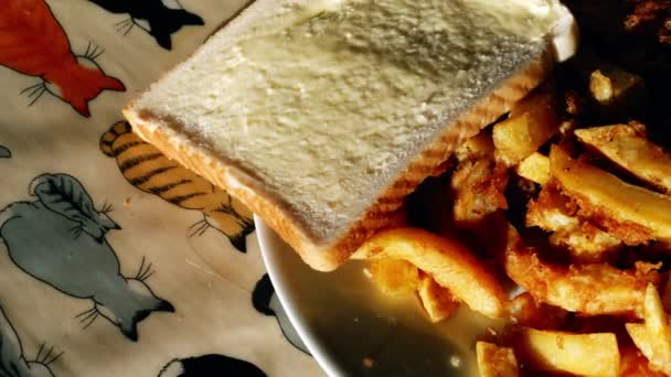 Pește Chips Uri Pâine Unt Tradițional Britanic Masă Medie Păpușă — Videoclip de stoc