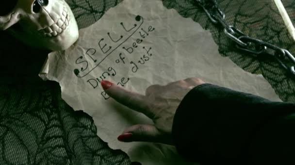 Boszorkány Egy Varázsigét Olvas Pergamen Papír Közepes Lövés Lassított Felvétel — Stock videók