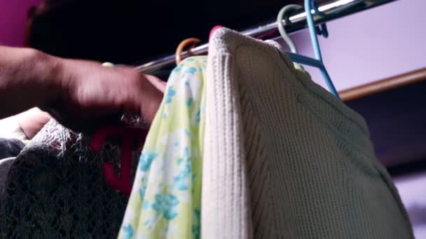 Hledáte Oblečení Oblečení Zavěšené Kolejnici Střední Zoom Výstřel Zpomalený Pohyb — Stock video