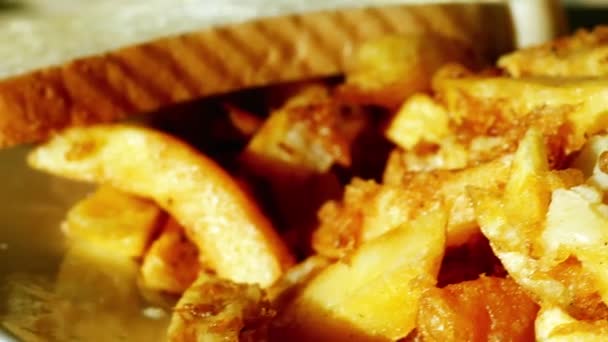 Pește Chips Uri Pâine Unt Masa Tradițională Britanică Închide Focalizarea — Videoclip de stoc