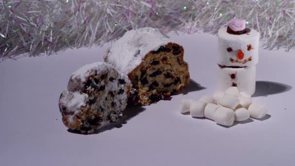 Χριστουγεννιάτικο Κέικ Πρησμένο Marshmallow Χιονάνθρωπος Μεσαίου Dolly Πυροβόλησε Επιλεκτική Εστίαση — Αρχείο Βίντεο