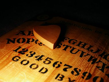 Ouija tahtası paranormal araştırması ve hayalet avcılığı seçici odak noktası